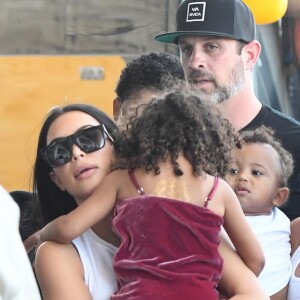 Kris Jenner, Kourtney, Kim Kardashian et leurs enfants, Khloé Kardashian, Kylie Jenner, Tyga et son fils King Cairo quittent le Costa Rica. Liberia, le 30 janvier 2017.