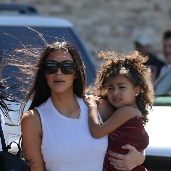 Kris Jenner, Kourtney, Kim Kardashian et leurs enfants, Khloé Kardashian, Kylie Jenner, Tyga et son fils King Cairo quittent le Costa Rica. Liberia, le 30 janvier 2017.