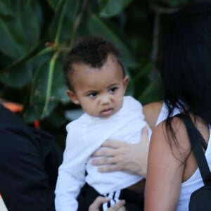 Kris Jenner, Kourtney, Kim Kardashian et leurs enfants, Khloé Kardashian, Kylie Jenner, Tyga et son fils King Cairo quittent le Costa Rica. Liberia, le 30 janvier 2017.