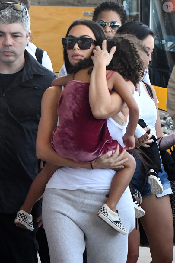 Kim Kardashian et sa fille North West quittent le Costa Rica. Liberia, le 30 janvier 2017.