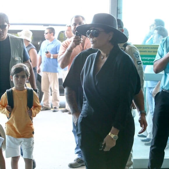 Kris Jenner, Kourtney, Kim Kardashian et leurs enfants, Khloé Kardashian, Kylie Jenner, Tyga et son fils King Cairo quittent le Costa Rica. Liberia, le 30 janvier 2017.