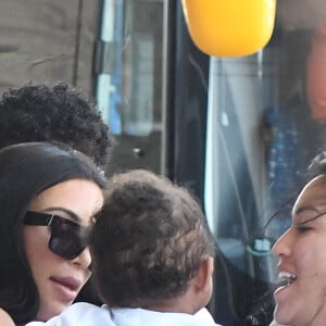 Kris Jenner, Kourtney, Kim Kardashian et leurs enfants, Khloé Kardashian, Kylie Jenner, Tyga et son fils King Cairo quittent le Costa Rica. Liberia, le 30 janvier 2017.