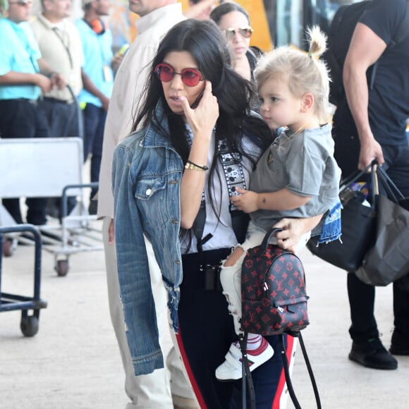 Kourtney Kardashian et son fils Reign Disick quittent le Costa Rica. Liberia, le 30 janvier 2017.