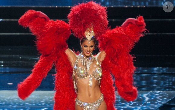 Iris Mittenaere (Miss France 2016) dans un costume ultra sexy de danseuse du Moulin Rouge lors de l'élection de Miss Univers 2017 à la salle omnisports Mall of Asia Arena à Pasay, Chili, le 26 janvier 2017.