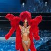 L'incroyable Iris Mittenaere (Miss France 2016) dans un costume ultra sexy de danseuse du Moulin Rouge lors de l'élection de Miss Univers 2017 à la salle omnisports Mall of Asia Arena à Pasay, Chili, le 26 janvier 2017.