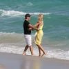 Lloyd Klein, ex compagnon de Jocelyn Wildenstein et le mannequin transgendre Lauren Foster sur la plage à Miami le 31 décembre 2016
