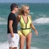 Lloyd Klein, ex compagnon de Jocelyn Wildenstein et le mannequin transgendre Lauren Foster sur la plage à Miami le 31 décembre 2016