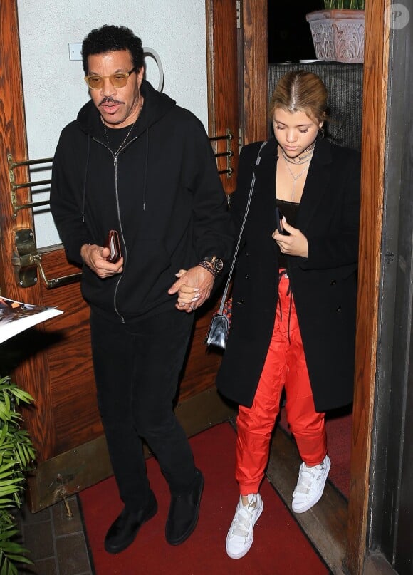 Lionel Richie et sa fille Sofia Richie quittent le restaurant Madeo à West Hollywood, le 31 janvier 2017.