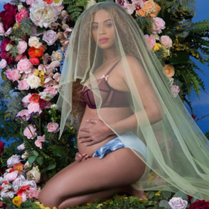 Beyoncé et Jay Z ont annoncé par le biais de cette photo, partagée sur Instagram le 1er février 2017, que la chanteuse est enceinte de jumeaux !