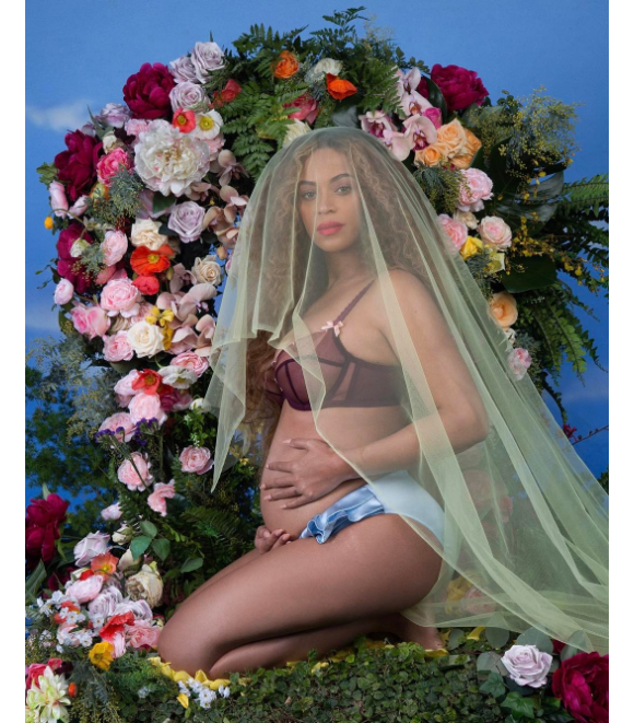 Beyoncé et Jay Z ont annoncé par le biais de cette photo, partagée sur Instagram le 1er février 2017, que la chanteuse est enceinte de jumeaux !