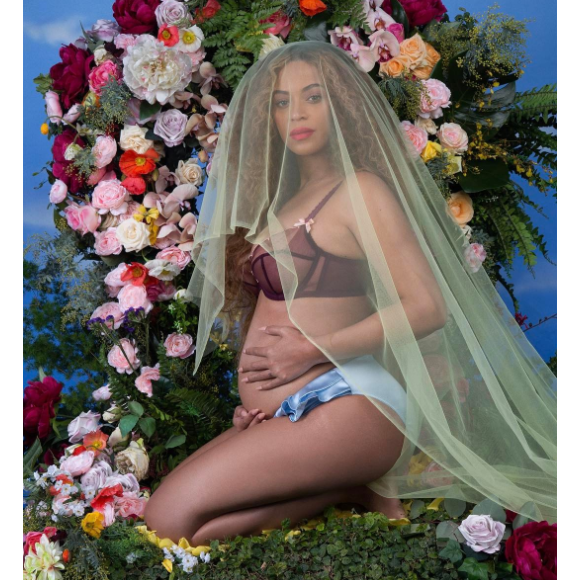 Beyoncé et Jay Z ont annoncé par le biais de cette photo, partagée sur Instagram le 1er février 2017, que la chanteuse est enceinte de jumeaux !