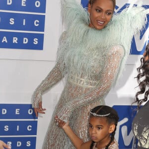 Beyoncé avec sa fille Blue Ivy Carter, qui va devenir grande soeur deux fois en 2017, sa maman étant enceinte de jumeaux ! - Photocall des MTV Video Music Awards 2016 au Madison Square Garden à New York. Le 28 août 2016 © Nancy Kaszerman / Zuma Press / Bestimage