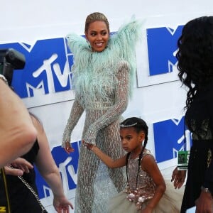 Beyoncé avec sa fille Blue Ivy Carter, qui va devenir grande soeur deux fois en 2017, sa maman étant enceinte de jumeaux ! - Photocall des MTV Video Music Awards 2016 au Madison Square Garden à New York. Le 28 août 2016 © Nancy Kaszerman / Zuma Press / Bestimage