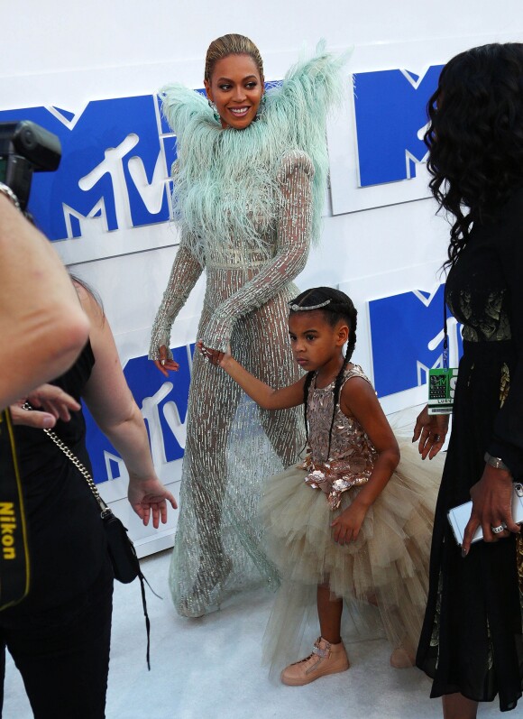 Beyoncé avec sa fille Blue Ivy Carter, qui va devenir grande soeur deux fois en 2017, sa maman étant enceinte de jumeaux ! - Photocall des MTV Video Music Awards 2016 au Madison Square Garden à New York. Le 28 août 2016 © Nancy Kaszerman / Zuma Press / Bestimage
