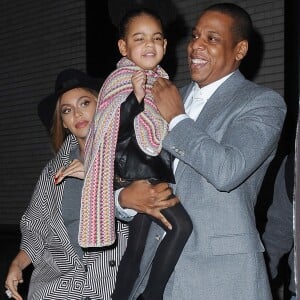 Beyoncé, Jay Z et leur fille Blue Ivy Carter sortant de l'avant-première d'Annie à New York en décembre 2014