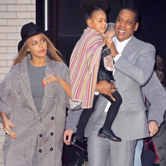 Beyoncé, Jay Z et leur fille Blue Ivy Carter sortant de l'avant-première d'Annie à New York en décembre 2014