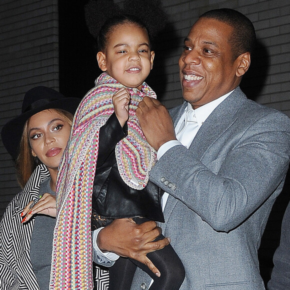 Beyoncé, Jay Z et leur fille Blue Ivy Carter sortant de l'avant-première d'Annie à New York en décembre 2014