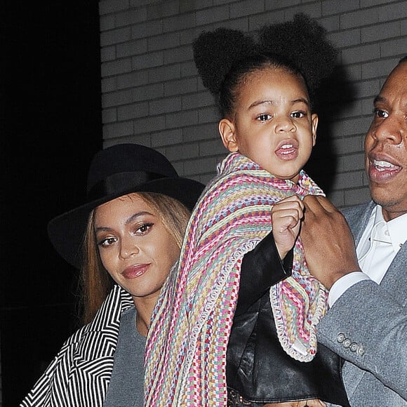 Beyoncé, Jay Z et leur fille Blue Ivy Carter sortant de l'avant-première d'Annie à New York en décembre 2014