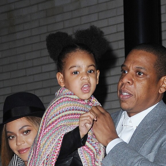 Beyoncé, Jay Z et leur fille Blue Ivy Carter sortant de l'avant-première d'Annie à New York en décembre 2014