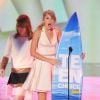 Taylor Swift et Emma Stone sur la scène des Teen Choice Awards le 7 août 2011 à Los Angeles
