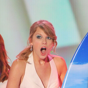 Taylor Swift et Emma Stone sur la scène des Teen Choice Awards le 7 août 2011 à Los Angeles