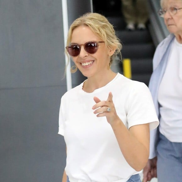 Exclusif - Kylie Minogue porte une bague de fiançailles lors de son arrivée à l'aéroport de Melbourne le 14 novembre 2016.