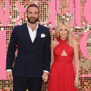 Kylie Minogue et son compagnon Joshua Sasse lors de la première mondiale du film "Absolutely Fabulous: The Movie" à Londres, le 29 juin 2016.