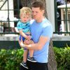 Michael Bublé va déjeuner au restaurant avec son fils Noah et un ami à Miami, le 16 avril 2015.