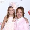 Larry Birkhead et sa fille Dannielynn, dont la maman est la défunte Anna Nicole Smith, assistent au Kentucky Derby de Louisville dans le Kentucky, le 2 mai 2015.