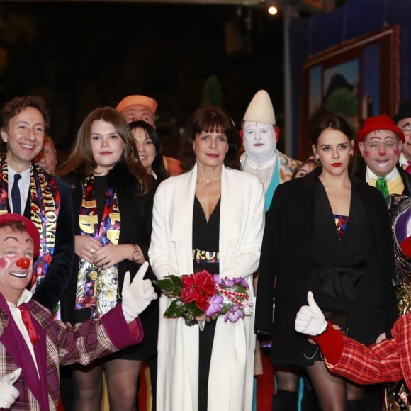 Stéphane Bern, la princesse Stéphanie de Monaco entre ses filles Pauline Ducruet et Camille Gottlieb - La famille princière de Monaco lors du 41ème Festival International du Cirque de Monte-Carlo, le 20 janvier 2017. © Claudia Albuquerque/Bestimage