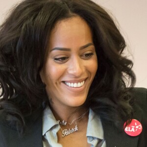 Exclusif - Amel Bent (Détail collier) lors de la lecture de la dictée ELA à des élèves de la classe de 6ème au Collège Pablo Neruda à Aulnay-sous-Bois, France, le 17 octobre 2016 lors de la campagne nationale " Mets tes baskets et bats la maladie à l'école ". Pour l'édition 2016, c'est Katherine Pancol, qui a rédigé un texte inédit dédié au combat des enfants d'ELA contre la maladie. © Cyril Moreau / Bestimage