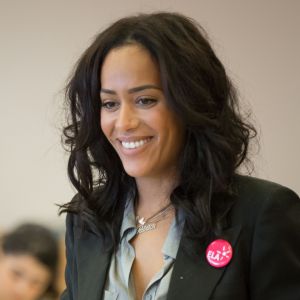 Exclusif - Amel Bent (Détail collier) lors de la lecture de la dictée ELA à des élèves de la classe de 6ème au Collège Pablo Neruda à Aulnay-sous-Bois, France, le 17 octobre 2016 lors de la campagne nationale " Mets tes baskets et bats la maladie à l'école ". Pour l'édition 2016, c'est Katherine Pancol, qui a rédigé un texte inédit dédié au combat des enfants d'ELA contre la maladie. © Cyril Moreau / Bestimage