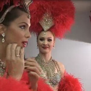 Iris Mittenaere avec une danseuse du Moulin-Rouge - "66 Minutes", dimanche 5 février 2017, M6