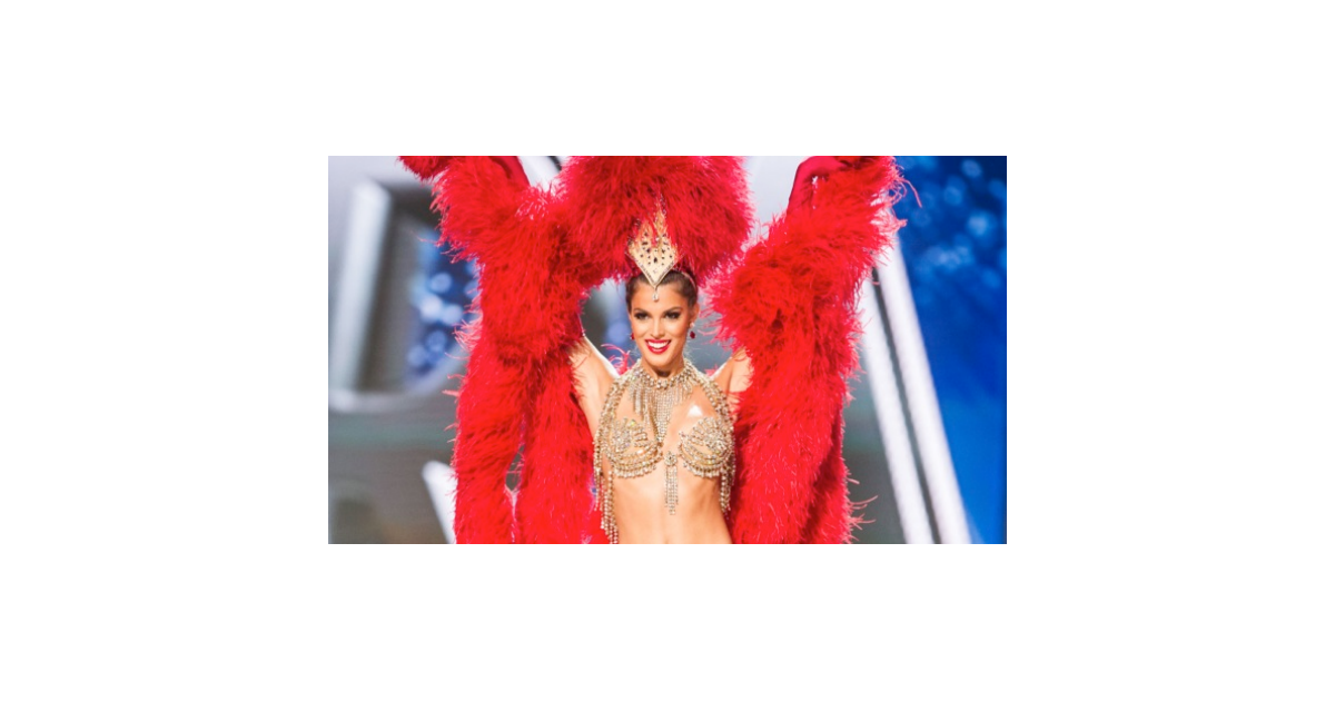 Iris Mittenaere, Miss France 2016, dans son costume du Moulin Rouge