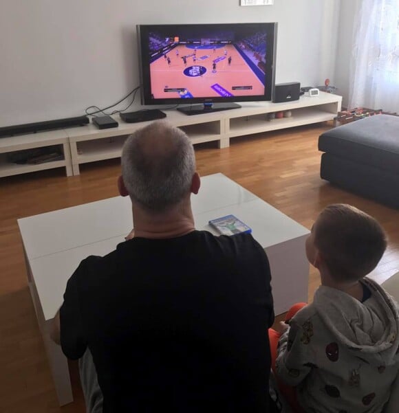 Thierry Omeyer jouant au jeu vidéo Handball 17 avec son fils Loris le 20 décembre 2016, photo Facebook.