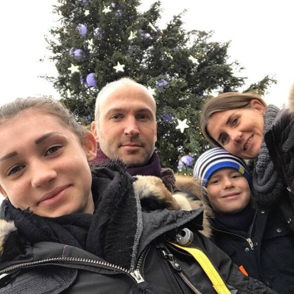 Thierry Omeyer en famille avec sa femme Laurence et leurs enfants Manon et Loris lors de Noël 2016, photo Facebook.