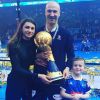 Thierry Omeyer avec ses enfants Manon et Loris et le trophée de champion du monde à l'issue de la finale du Mondial 2017 de handball à Paris, photo partagée sur Facebook et Instagram le 30 janvier 2017.