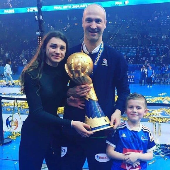 Thierry Omeyer avec ses enfants Manon et Loris et le trophée de champion du monde à l'issue de la finale du Mondial 2017 de handball à Paris, photo partagée sur Facebook et Instagram le 30 janvier 2017.
