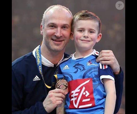 Thierry Omeyer avec son fils Loris et sa médaille d'or à l'issue de la finale du Mondial 2017 de handball à Paris, photo partagée sur Facebook et Instagram le 4 février 2017.