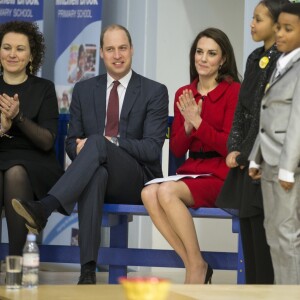 Le prince William et la duchesse Catherine de Cambridge lors de leur visite à l'école primaire Mitchell Brook à Londres le 6 février 2017 pour le lancement de la Semaine de la santé mentale des enfants.