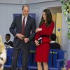 Le prince William et la duchesse Catherine de Cambridge lors de leur visite à l'école primaire Mitchell Brook à Londres le 6 février 2017 pour le lancement de la Semaine de la santé mentale des enfants.