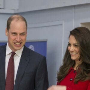 Le prince William et la duchesse Catherine de Cambridge lors de leur visite à l'école primaire Mitchell Brook à Londres le 6 février 2017 pour le lancement de la Semaine de la santé mentale des enfants.