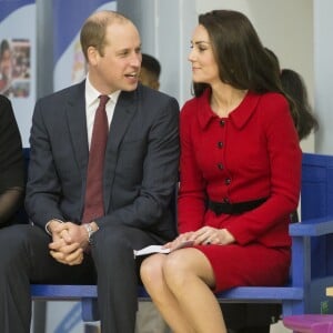 Le prince William et la duchesse Catherine de Cambridge lors de leur visite à l'école primaire Mitchell Brook à Londres le 6 février 2017 pour le lancement de la Semaine de la santé mentale des enfants.