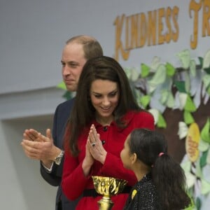 Le prince William et la duchesse Catherine de Cambridge lors de leur visite à l'école primaire Mitchell Brook à Londres le 6 février 2017 pour le lancement de la Semaine de la santé mentale des enfants.