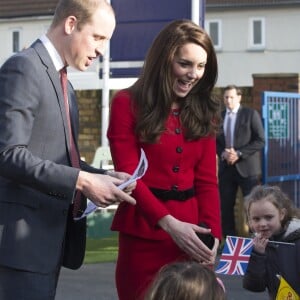 Le prince William et la duchesse Catherine de Cambridge lors de leur visite à l'école primaire Mitchell Brook à Londres le 6 février 2017 pour le lancement de la Semaine de la santé mentale des enfants.