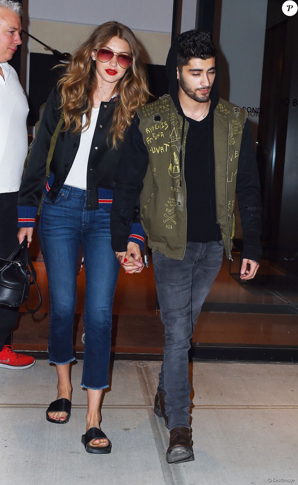 Gigi Hadid Et Son Compagnon Zayn Malik Se Promènent à Soho New York Le 14 Juillet 2016 © Cpa 