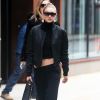 Gigi Hadid, toute de noir vêtue, sort de son appartement à New York, le 2 février 2017.