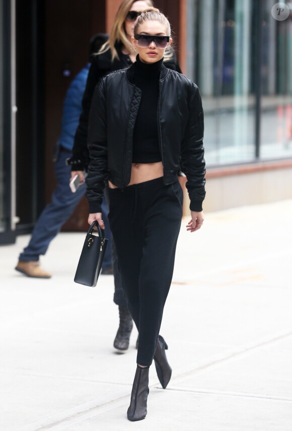 Gigi Hadid, toute de noir vêtue, sort de son appartement à New York, le 2 février 2017.