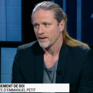 Emmanuel Petit dans l'émission "Le vestiaire" le 6 février 2017, sur SFR Sport.