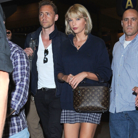 Taylor Swift et son compagnon Tom Hiddleston arrive à l'aéroport de LAX à Los Angeles, le 6 juillet 2016